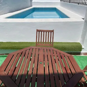 Nuevo Con Piscina En El Centro 